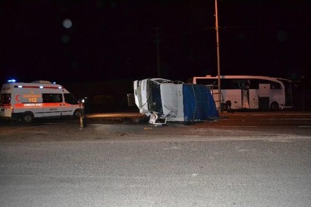 Niğde&rsquo;de Otob&uuml;sle Kamyonet &Ccedil;arpıştı 1 &Ouml;l&uuml; 4 Yaralı