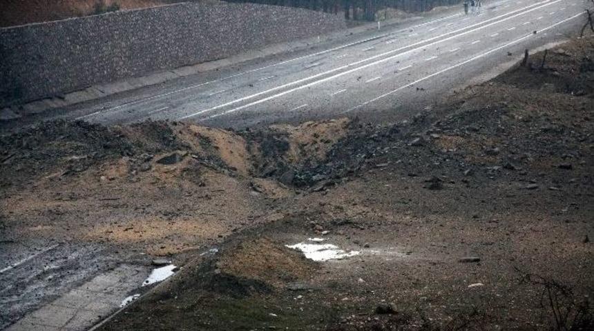 16 Ton Patlayıcı Y&uuml;kl&uuml; Kamyon İnfilak Etti: 2 Asker Yaralı