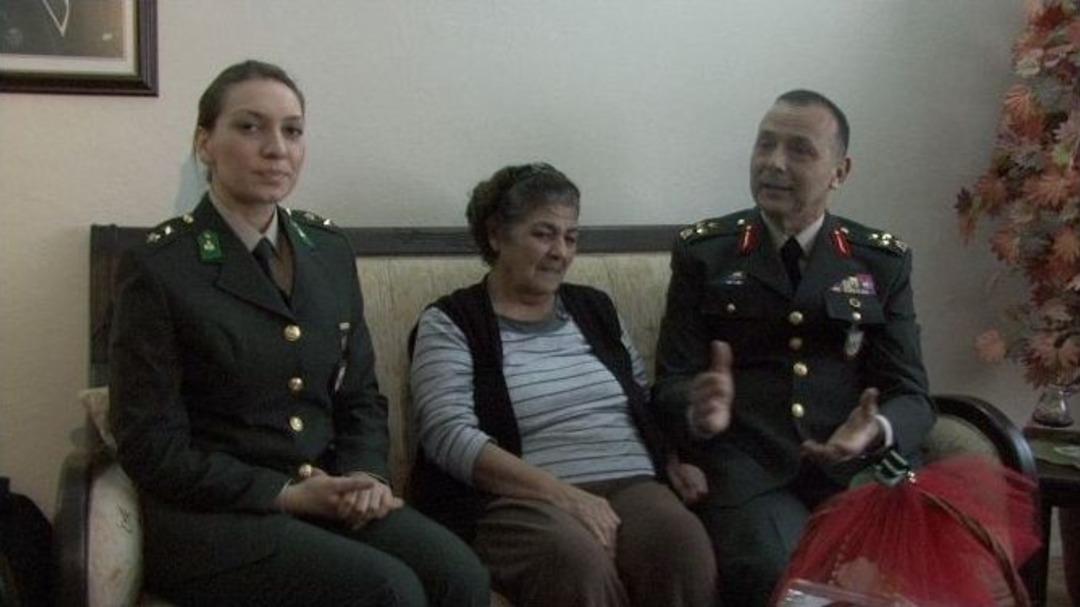 Ceren &Uuml;steğmen&rsquo;den Şehit Annesine Kahve İkramı