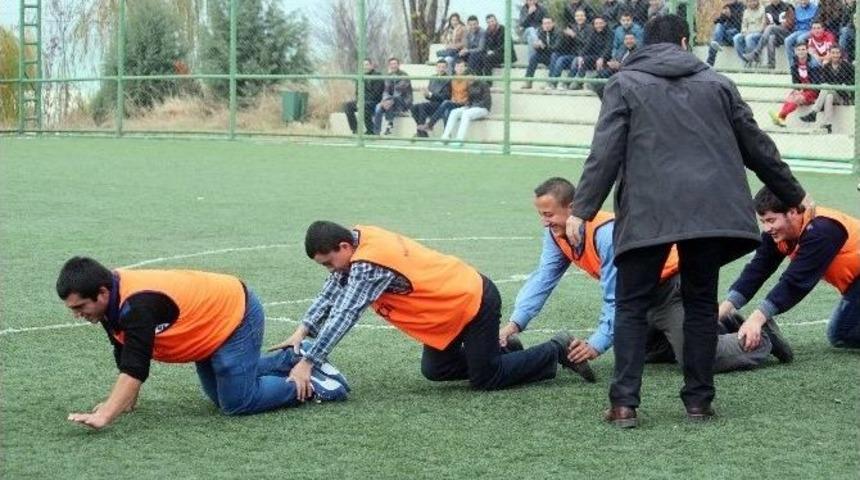 Engelli &Ouml;ğrencilerden Timsah Y&uuml;r&uuml;y&uuml;ş&uuml;