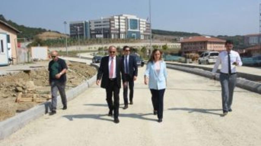 D&uuml;zce Belediyesi Kamp&uuml;s İ&ccedil;indeki Yolları A&ccedil;ılıyor