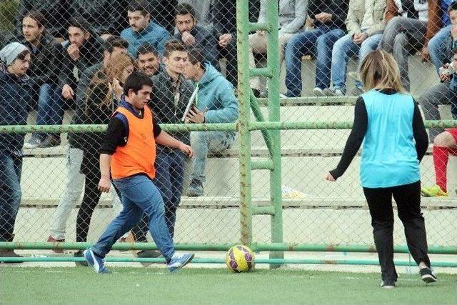 Engelli Öğrencilerden Timsah Yürüyüşü