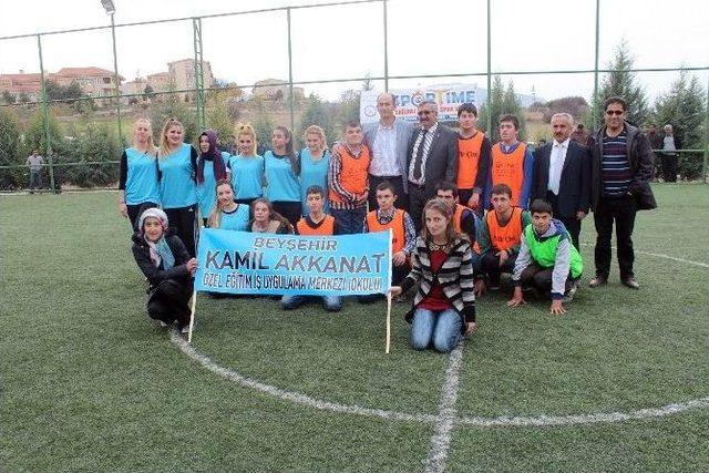 Engelli Öğrencilerden Timsah Yürüyüşü