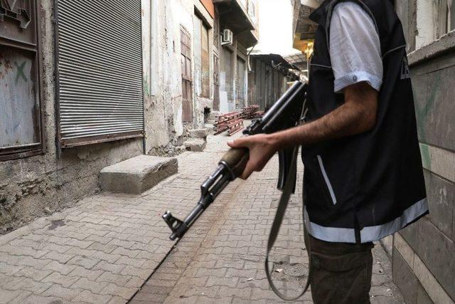 Diyarbakır&rsquo;da Hava Destekli Şafak Operasyonu: 10 G&ouml;zaltı 1