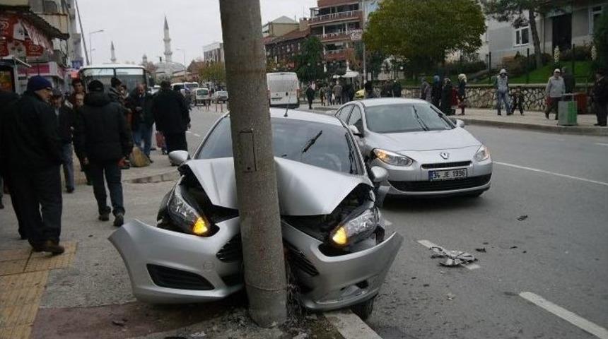 Edirne&rsquo;de Otomobilin Direğe &Ccedil;arptığı Kaza Kamerada