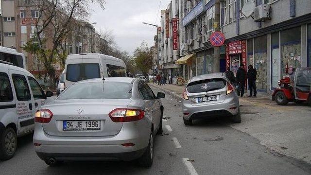 Edirne&rsquo;de Otomobilin Direğe &Ccedil;arptığı Kaza Kamerada 1