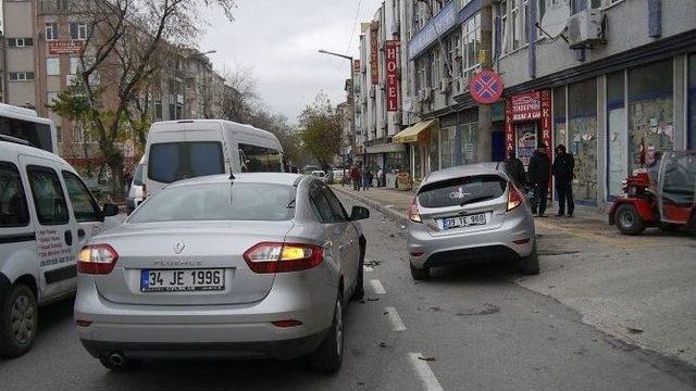 Edirne’de Otomobilin Direğe Çarptığı Kaza Kamerada