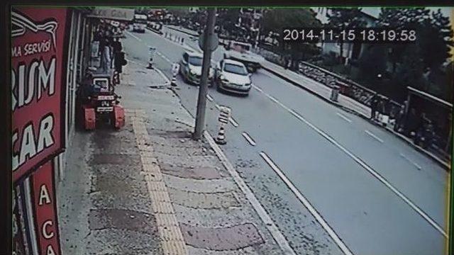 Edirne’de Otomobilin Direğe Çarptığı Kaza Kamerada