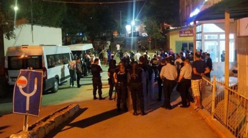 Kazada &Ouml;len 2 Kişinin Yakınları Sağlık Ekiplerine Saldırdı