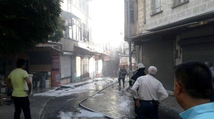 Kozmetik&ccedil;ide &Ccedil;ıkan Yangın 6 D&uuml;kkanı Yaktı