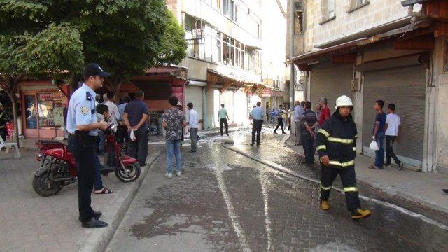 Kozmetikçide Çıkan Yangın 6 Dükkanı Yaktı