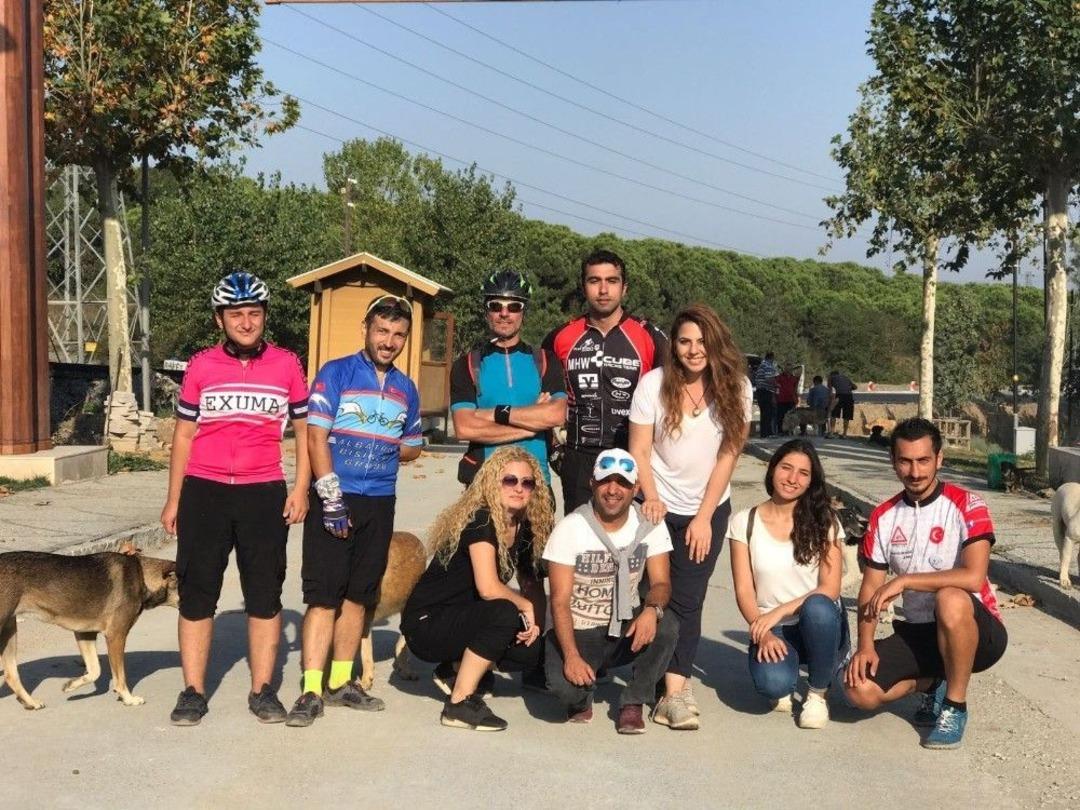 (&ouml;zel Haber) Ormanda A&ccedil; Kalan K&ouml;peklere Bisikletle Mama G&ouml;t&uuml;r&uuml;yorlar