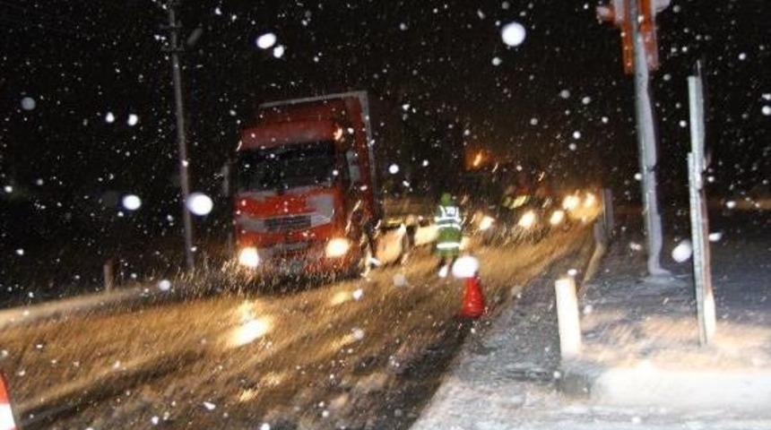 Kar Yolları Kapattı, Binlerce S&uuml;r&uuml;c&uuml; Mahsur Kaldı