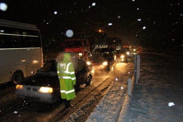 Kar Yolları Kapattı, Binlerce Sürücü Mahsur Kaldı