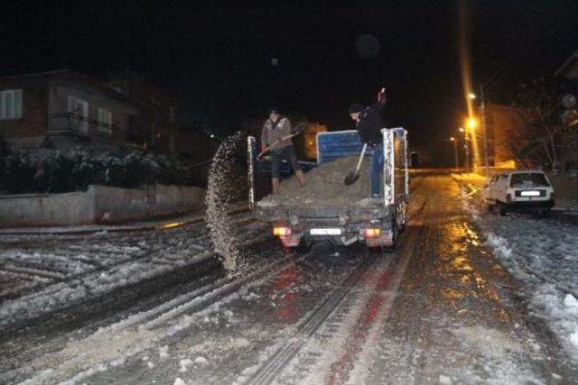 Kar Yolları Kapattı, Binlerce Sürücü Mahsur Kaldı