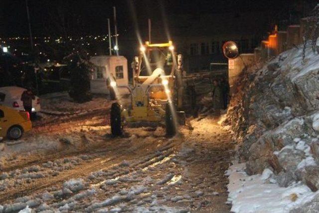 Kar Yolları Kapattı, Binlerce Sürücü Mahsur Kaldı