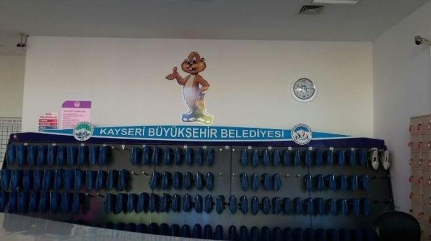 Anadolu Harikalar Diyarı Buz Pistinde Yenileme &Ccedil;alışmaları Devam Ediyor