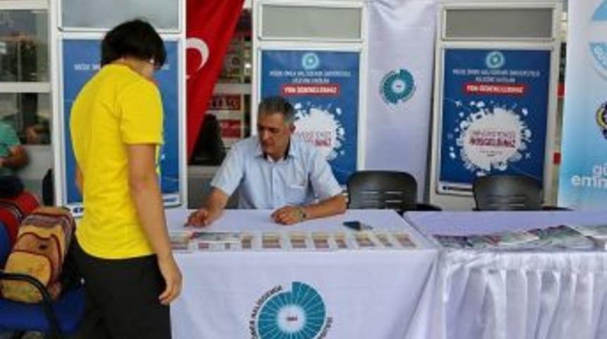 Ömer Halisdemir Üniversitesi Yeni Öğrencileri Otogarda Karşılıyor