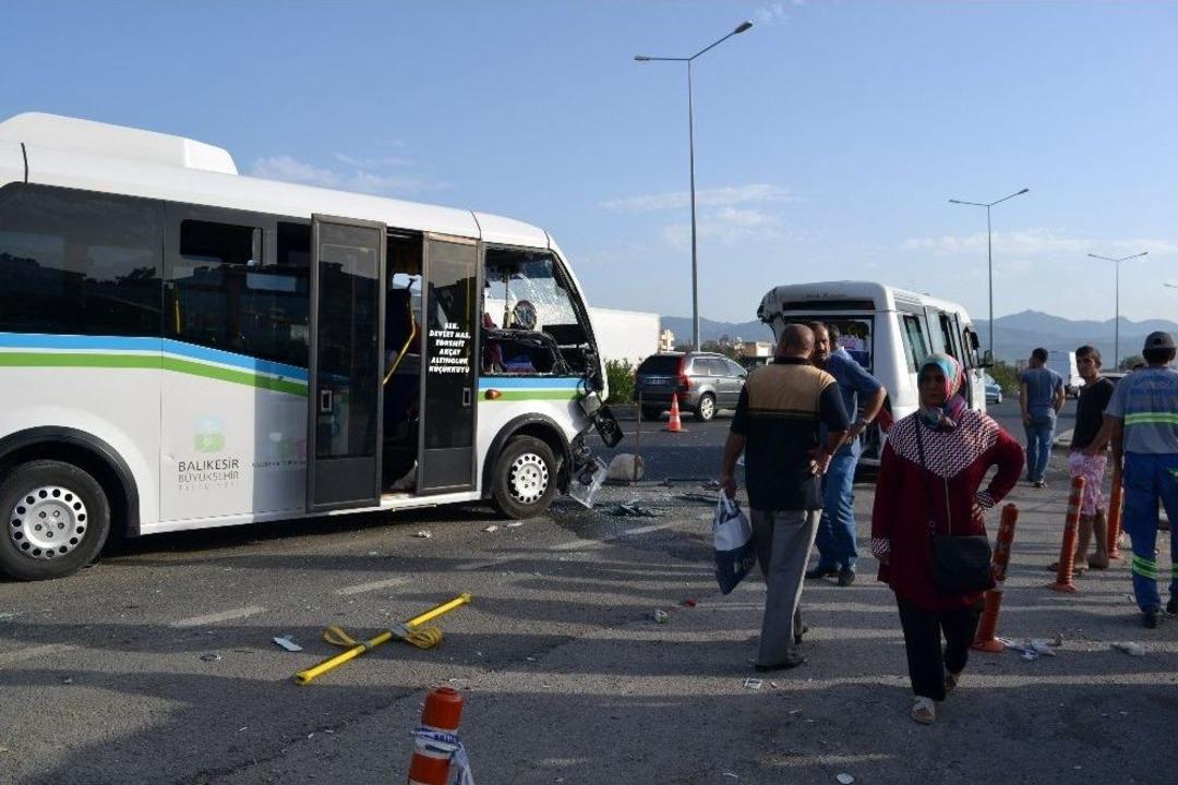Balıkesir&rsquo;de Minib&uuml;sler &Ccedil;arpıştı: 11&rsquo;i &Ouml;ğrenci 21 Kişi Yaralı