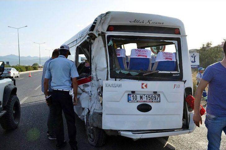 Balıkesir’de Minibüsler Çarpıştı: 11’i Öğrenci 21 Kişi Yaralı G2