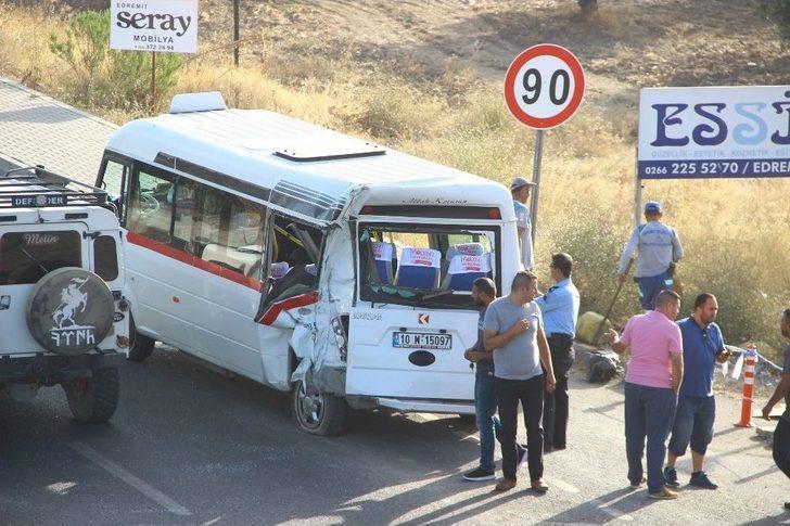 Balıkesir’de Minibüsler Çarpıştı: 11’i Öğrenci 21 Kişi Yaralı G3
