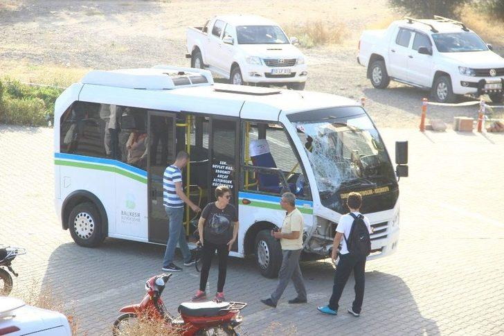Balıkesir’de Minibüsler Çarpıştı: 11’i Öğrenci 21 Kişi Yaralı G4