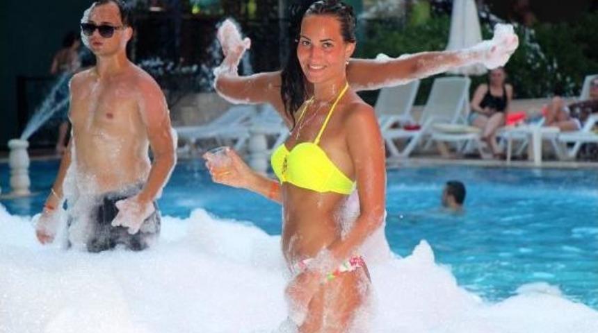 Turistler K&ouml;p&uuml;k Partileriyle Serinliyor