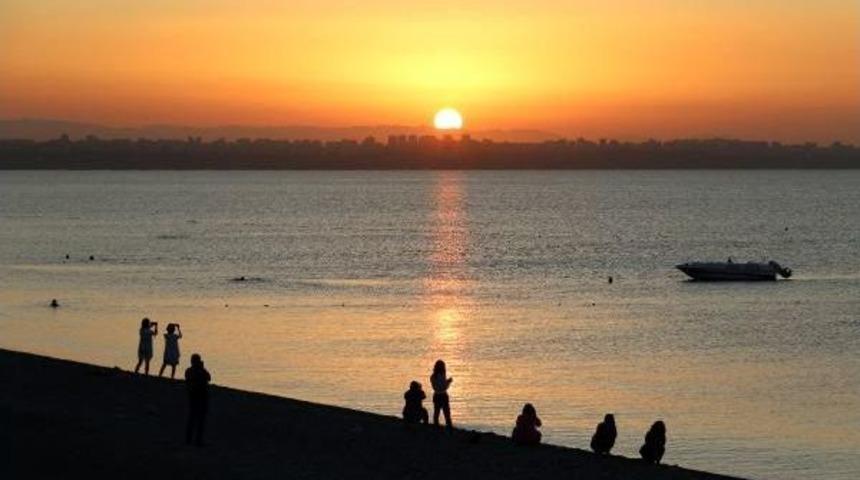 Japon Turistler G&uuml;n Doğumunu Izleyip, Dans Etti