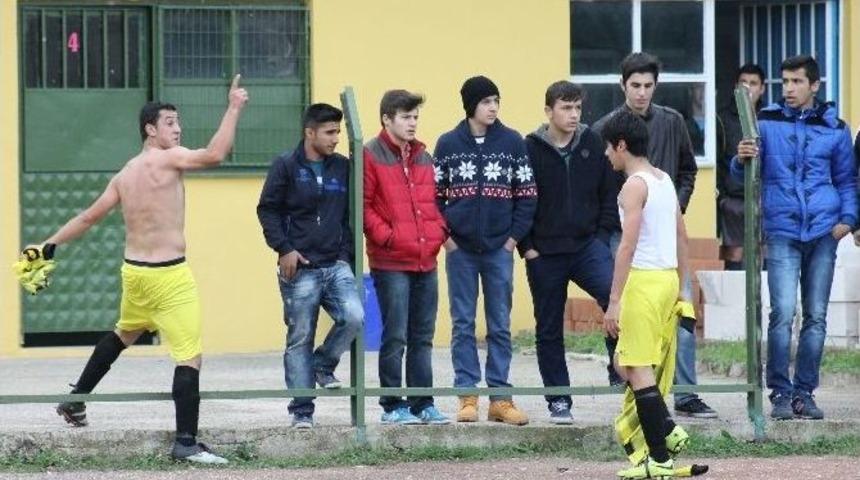 Kul&uuml;p Başkanı Oyuncusunu Tek Tokatla Yere İndirdi