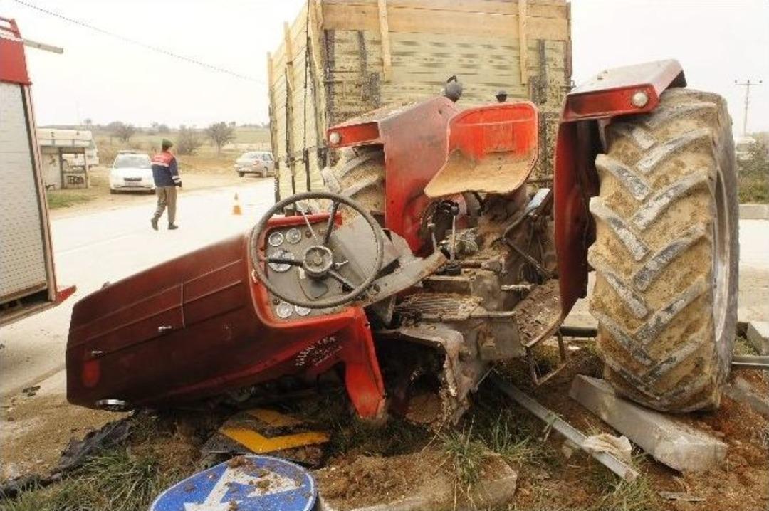 Otomobilin &Ccedil;arptığı Trakt&ouml;r İkiye B&ouml;l&uuml;nd&uuml;