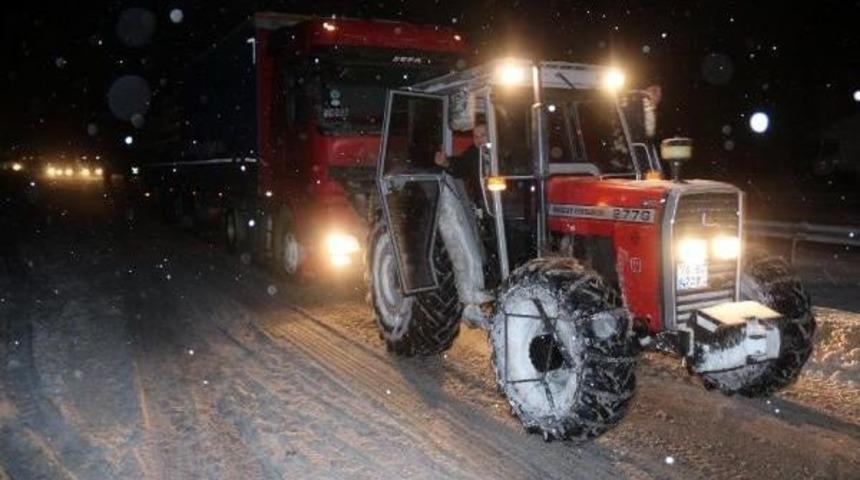 Karab&uuml;k Kemikli Rampaları'nda Ulaşıma Kar Engeli