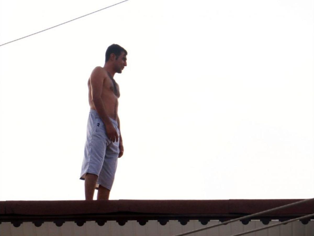 Cezaevi Firarisi Gen&ccedil;, Eve Gelen Polisleri G&ouml;r&uuml;nce &Ccedil;atıya &Ccedil;ıktı