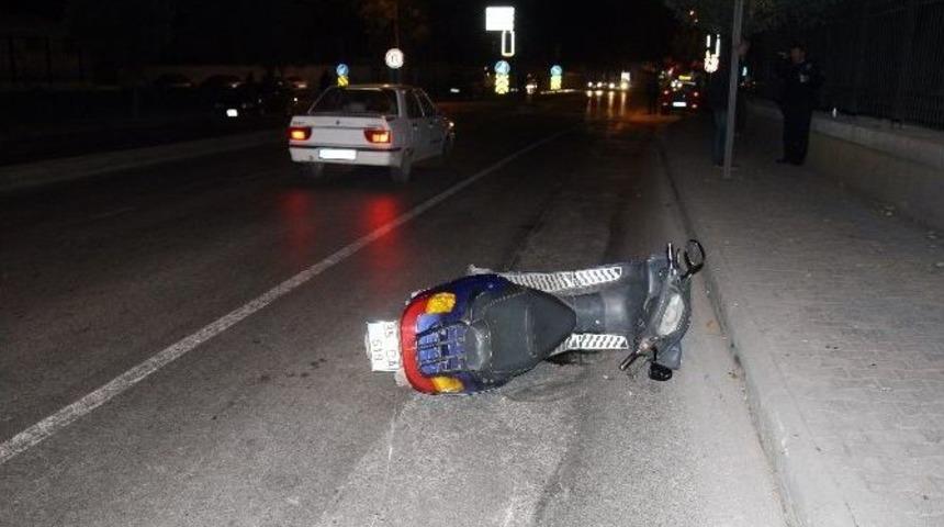 Hastane &Ouml;n&uuml;nde Kaza Yapan Kasksız S&uuml;r&uuml;c&uuml; &Ouml;ld&uuml;