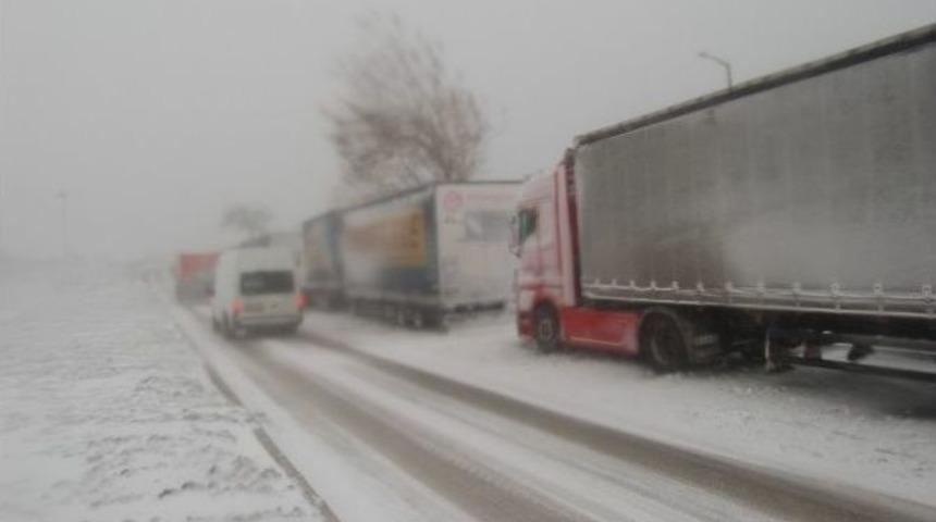 Bursa-izmir Karayolunda Ara&ccedil; Kuyruğu