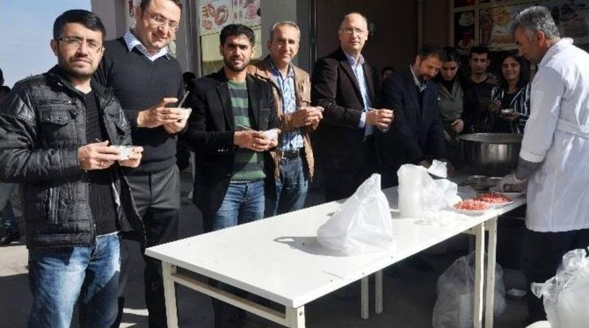 Kahta Myo&rsquo;da Aşure Dağıtıldı