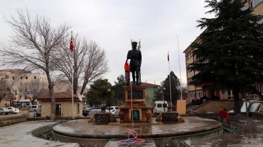 Atat&uuml;rk Heykeline Yeni Yıl Temizliği
