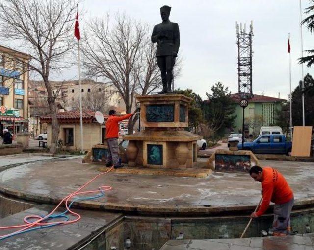 Atatürk Heykeline Yeni Yıl Temizliği