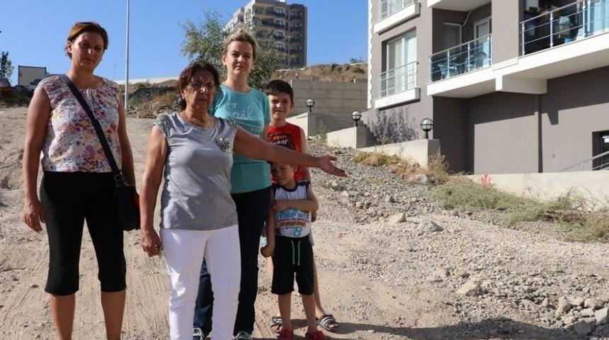 Yaşlılar Kolunu Kırıyor, &Ccedil;ocuklar Okula Gitmekte Zorlanıyor