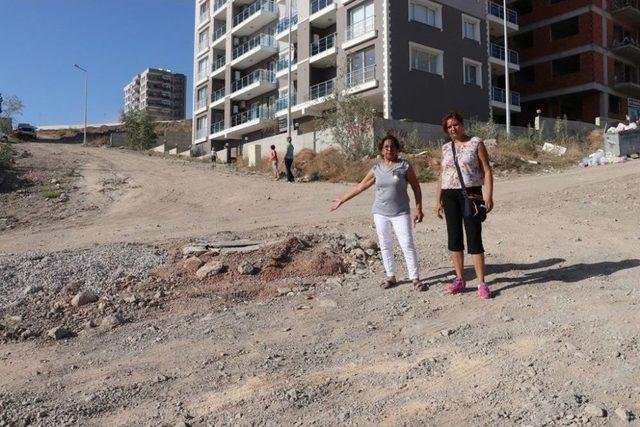 Yaşlılar Kolunu Kırıyor, Çocuklar Okula Gitmekte Zorlanıyor