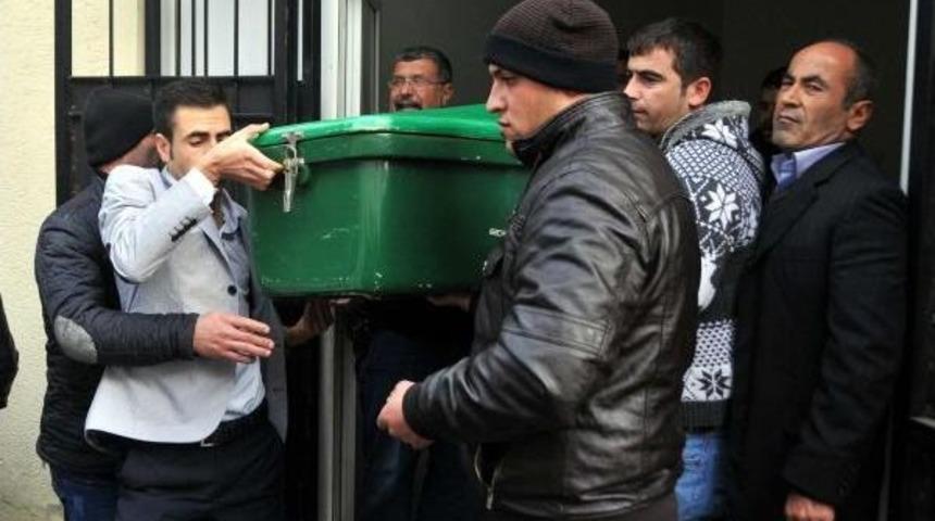 G&uuml;vercini Kurtarmak İsterken Akıma Kapılıp &Ouml;ld&uuml;