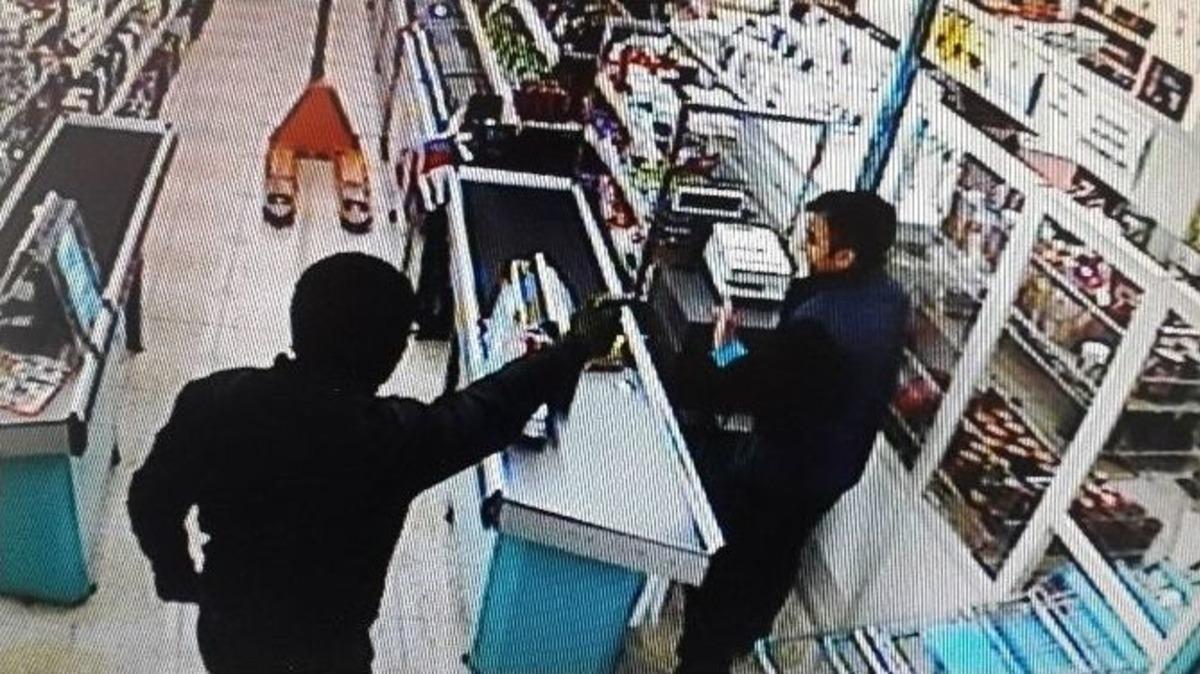 Soyguncunun Kasiyeri &Ouml;ld&uuml;rme Anı G&ouml;r&uuml;nt&uuml;lendi