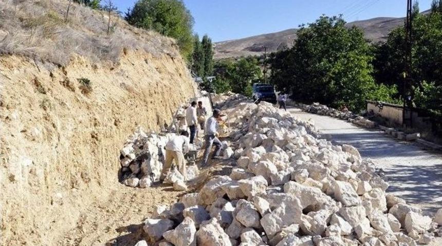 G&uuml;r&uuml;n&rsquo;de Taş Duvar &Ccedil;alışmaları S&uuml;r&uuml;yor