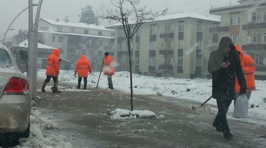D&uuml;zce Belediyesi Ekipleri Kaldırımları Kardan Temizliyor