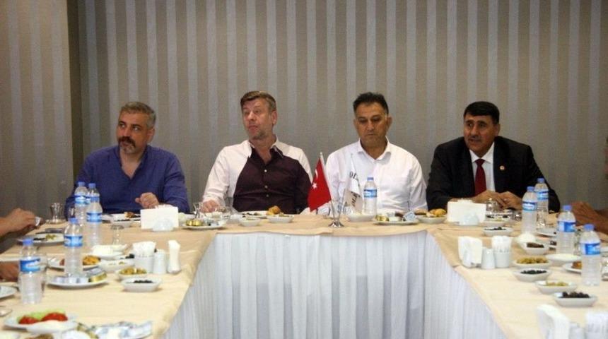 &Uuml;nl&uuml; Sanat&ccedil;ı Metin Şent&uuml;rk Suriye&rsquo;ye Gitti