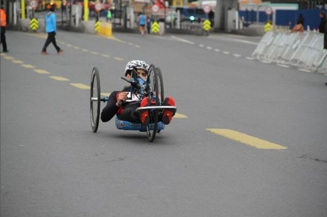 Maratona Ge&ccedil;en Yıl Annesinin Karnında, Bu Yıl Babasının Kucağında Katıldı