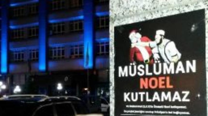 'm&uuml;sl&uuml;man Noel Kutlamaz&rsquo; Afişi Asana Para Cezası