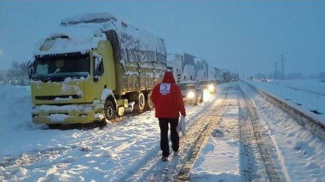 Kızılay, Kardan Mahsur Kalan Bin Kişiye Kumanya Dağıttı