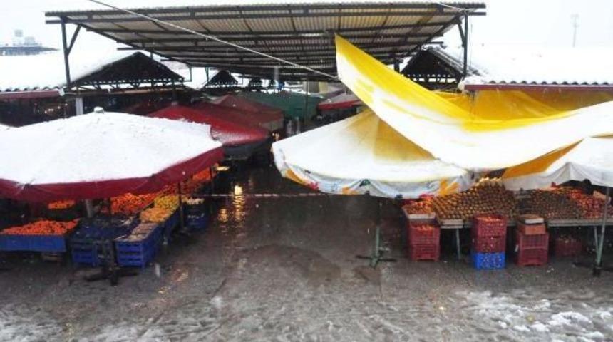 Pazar Yerindeki Tente Kardan &Ccedil;&ouml;kt&uuml;