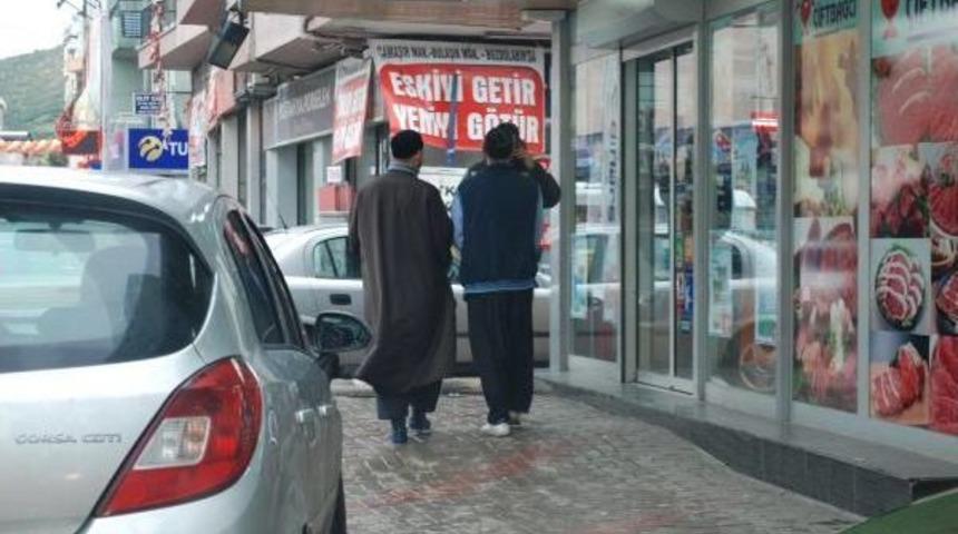 İzmir'de, Sakallı Kişiler Yılbaşı Karşıtı Bildiri Dağıttı