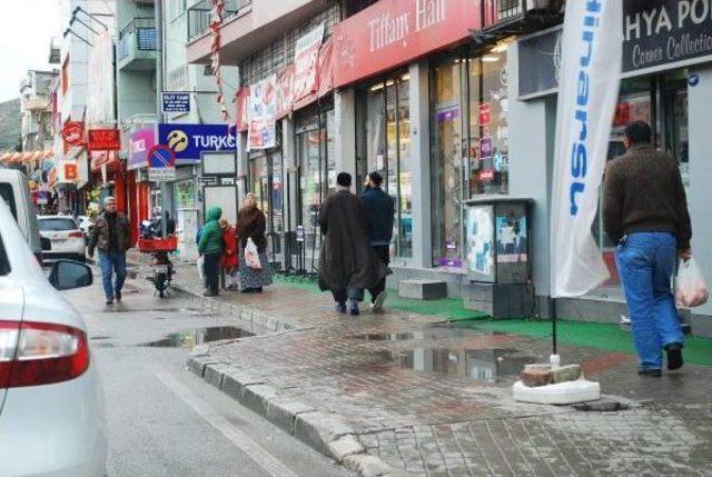 İzmir'de, Sakallı Kişiler Yılbaşı Karşıtı Bildiri Dağıttı